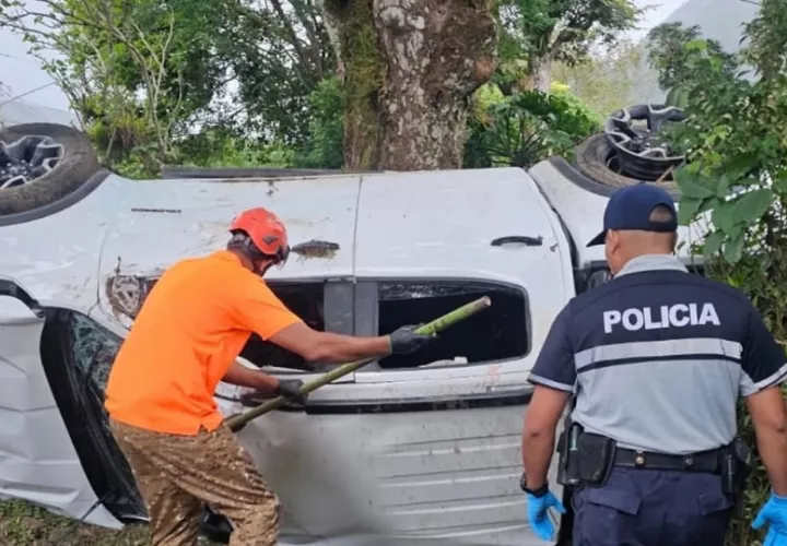 El cuerpo de la víctima fue extraído del interior del auto pick-up a la llegada de los funcionarios del Ministerio Público.