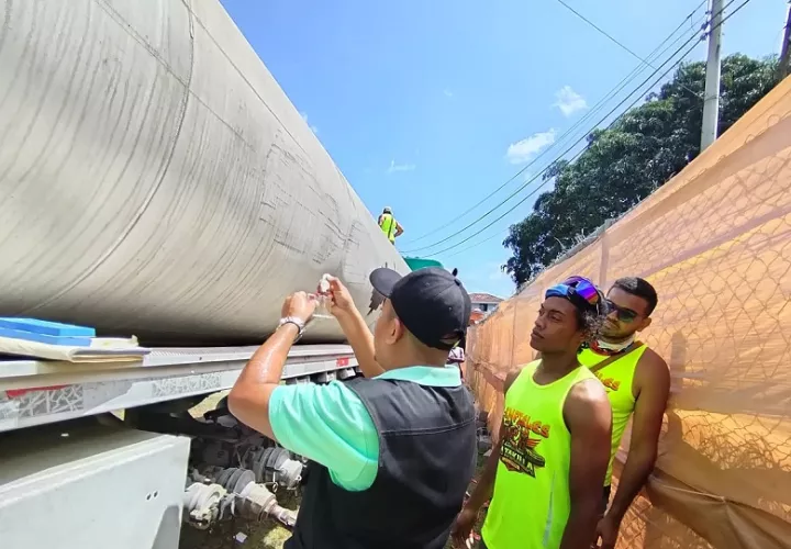 En el recorrido, el personal de saneamiento ambiental verificó el agua de los carros cisterna para comprobar la adecuada cloración.