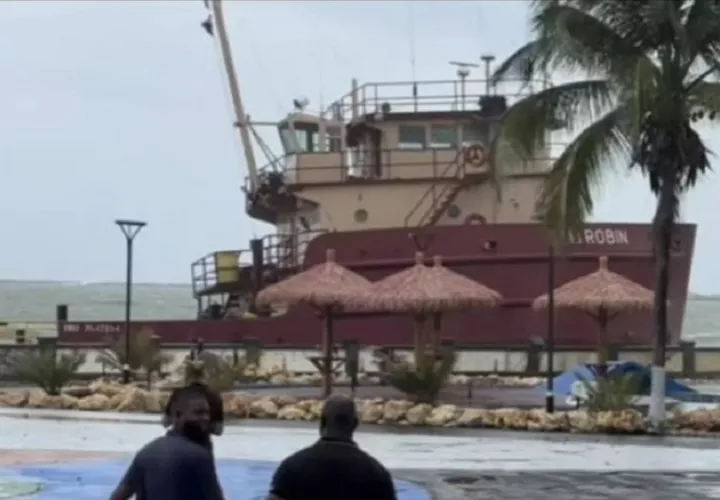Un barco encalló primero en la tarde y el segundo, un granelero con 10 tripulantes.