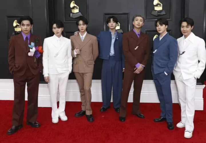V, Suga, Jin, Jungkook, RM, Jimin y J-Hope de BTS. Foto: EFE / EPA / David Swanson