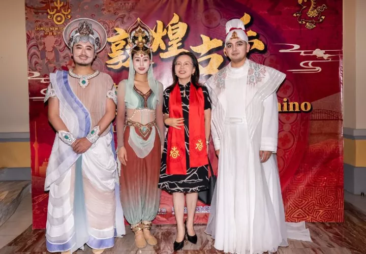La embajadora de la embajada de China en Panamá, Xu Xueyuan, junto a bailarines. Foto: Cortesía