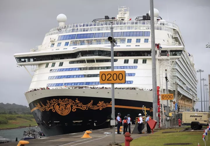 El crucero 'Disney Adventure' navegando en las esclusas de Agua Clara. Foto: EFE