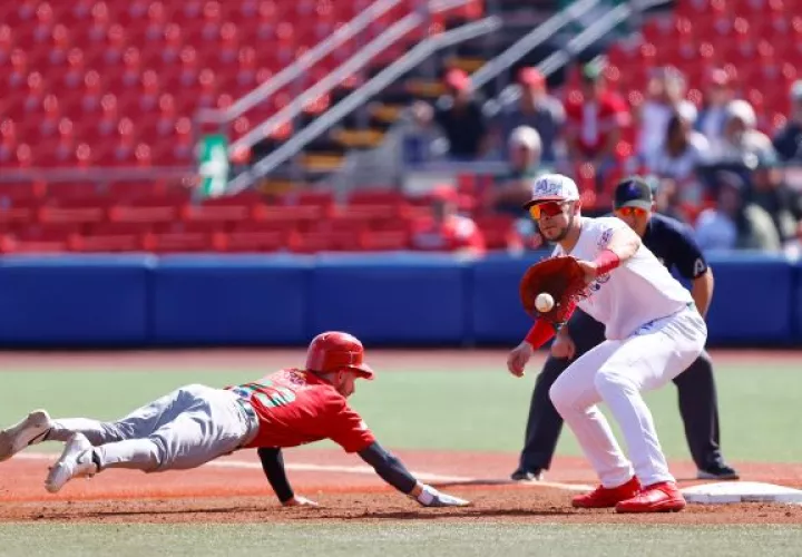 Ryan Burrowes (izq.) de Panamá se barre a primera base frente a Carlos Sepúlveda de México Verde. Foto: EFE