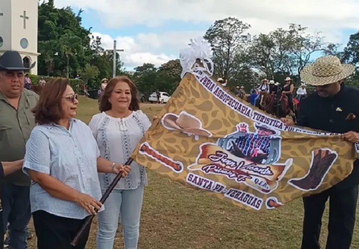 El diplomático participó en la cabalgata oficial, realizando un recorrido por las principales calles del distrito santafereño, acompañado por más de 100 jinetes.