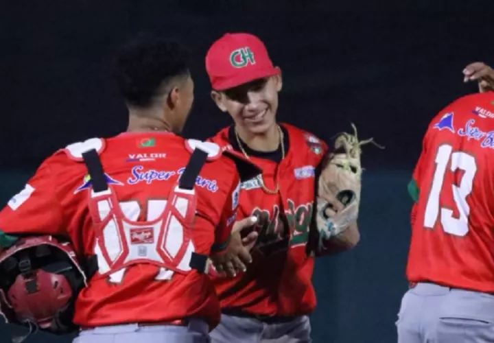 Joans Montenegro es felicitado por sus compañeros tras conseguir el último out y la victoria para Chiriquí. Foto: Internet