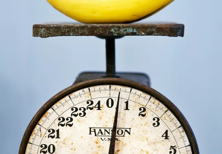 Todavía es común observar pesas manuales en puestos de venta de frutas, legumbres y hasta carnes. Foto ilustrativa