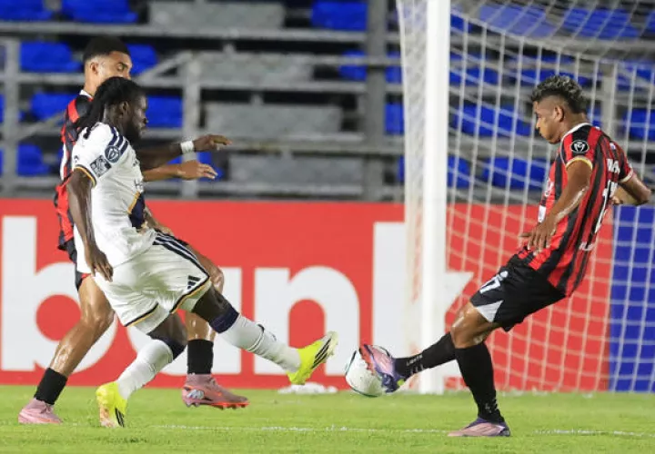 Ángel Valencia (der.) de Sporting San Miguelito disputa el balón con Joseph Paintsil de LA Galaxy . Foto: EFE