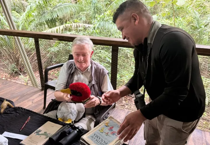 El Dr. Robert S. Ridgely también se reunió con seguidores apasionados por las aves. Foto: Cortesía