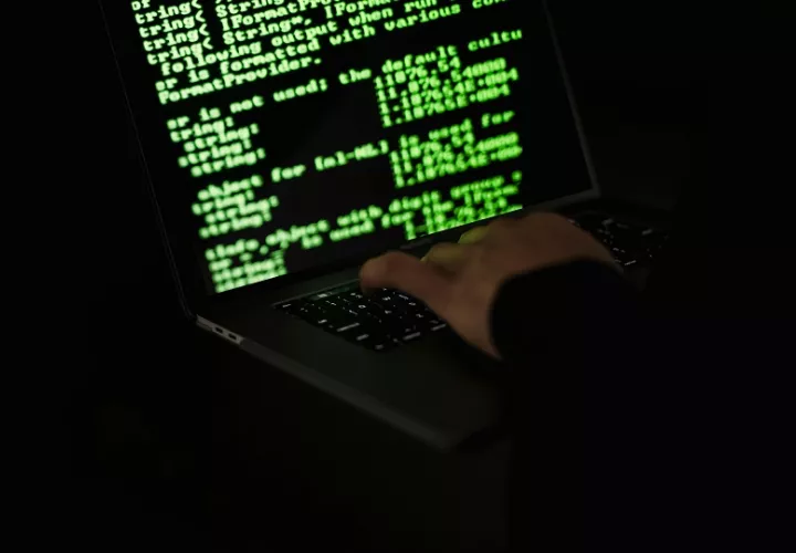 En la mayoría de los casos, el acceso inicial se produce por credenciales robadas, correos de phishing o infección con malware, muchas veces sin que la víctima lo note. Foto: Pexels