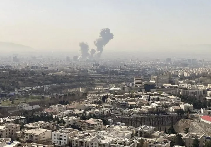 Una columna de humo emerge del centro de Teherán. Foto: EFE
