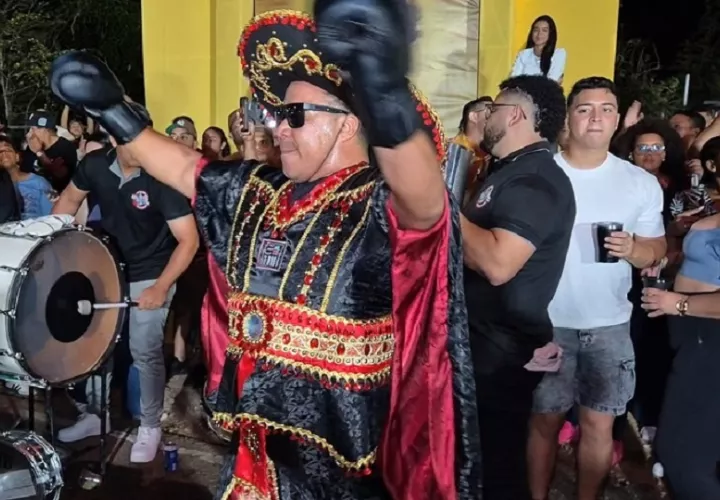 Durante su reaparición, 'La Tinto' calificó el carnaval de La Villa como “espectacular”, invitando a propios y visitantes a disfrutar cada jornada de una celebración cargada de lujo y picardía. Foto. Thays Domínguez