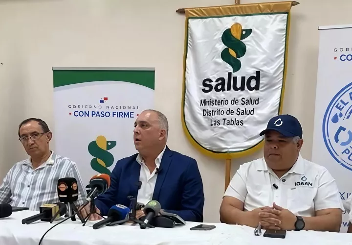 Las autoridades informaron que el MINSA se mantiene a la espera de que concluyan los trabajos de desinfección en la red de distribución en el distrito de Los Santos para validar los resultados de laboratorio que presente el IDAAN antes de extender la certificación a estas áreas. Foto. Thays Domínguez
