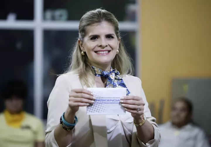 Laura Fernández se convierte en la segunda mujer que gana la silla presidencial en la historia de Costa Rica . Foto: EFE