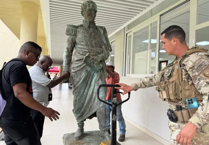 La intervención contempla la estabilización del bronce y la eliminación de agentes contaminantes. Foto: Diómedes Sánchez