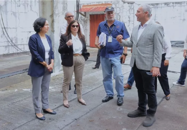Durante el recorrido, los miembros de la Junta Directiva sostuvieron intercambios con funcionarios judiciales. Foto: Diómedes Sánchez