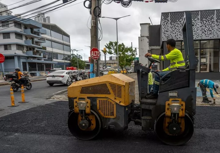Colocaron carpeta asfáltica mediante la aplicación de ocho toneladas de asfalto caliente. 
