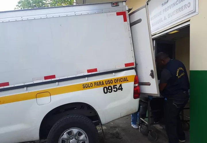 El cuerpo del joven fue trasladado hacia la morgue judicial en la ciudad de Colón. Foto: Diomedes Sánchez