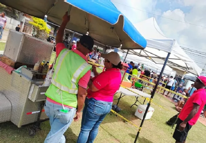 En la ruta del desfile se solicitó la documentación (carnet de manipuladores de alimentos) y se detectó que había tres personas sin ninguno de los carnets. Foto. Diómedes Sánchez
