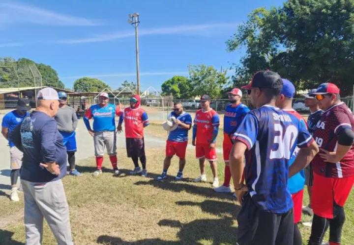 Preselección de sóftbol de Panamá durante los entrenamientos. Foto: Pandeportes