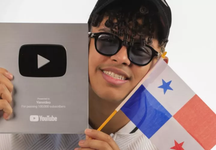 Yen Video con la placa de los 100 mil suscriptores. Foto: Instagram / @ parkingdeyenvideo