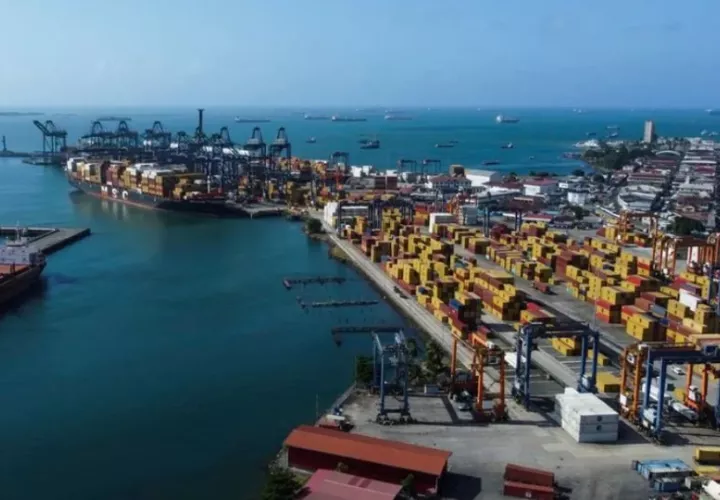 Puerto en la entrada del Canal de Panamá. Foto: EFE