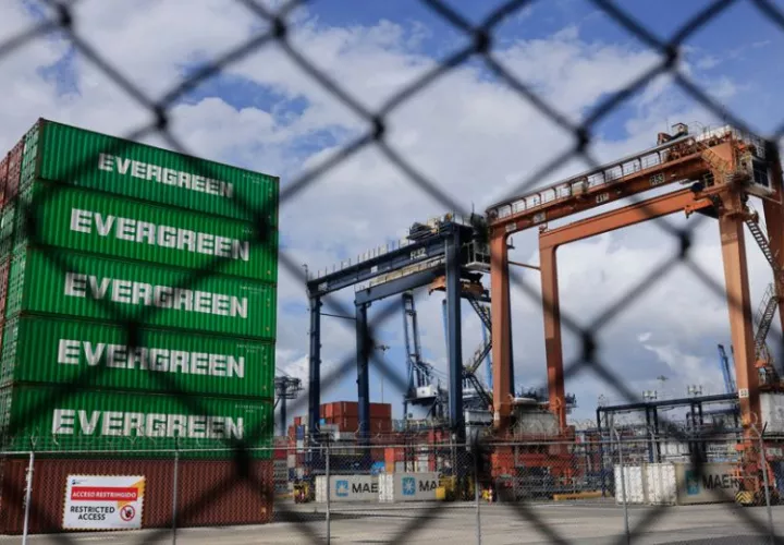 Contenedores de carga en el Puerto de Balboa. Foto: EFE