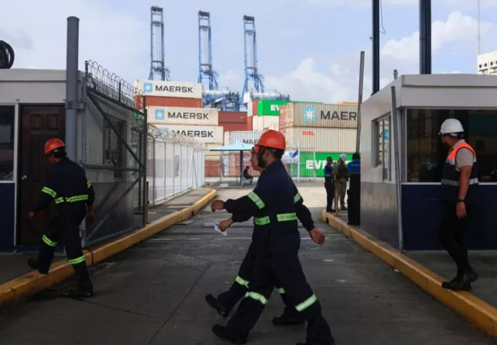 Trabajadores caminan al interior del Puerto de Balboa. Foto: EFE