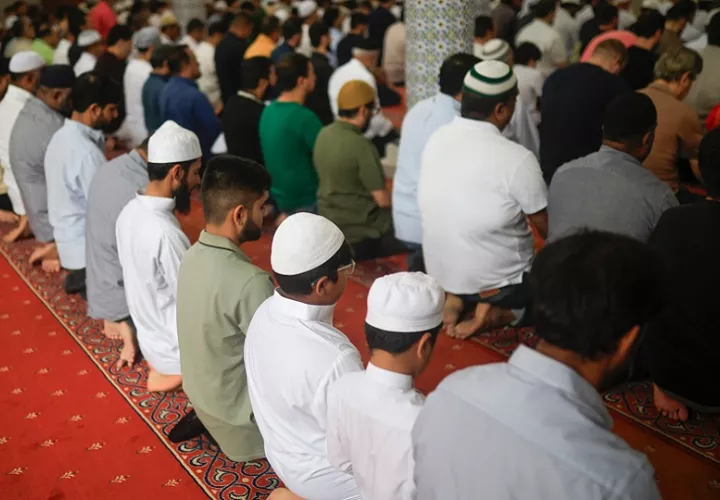 Personas asisten a la oración congregacional en la Mezquita Jama durante el Ramadán este viernes, en Ciudad de Panamá (Panamá)