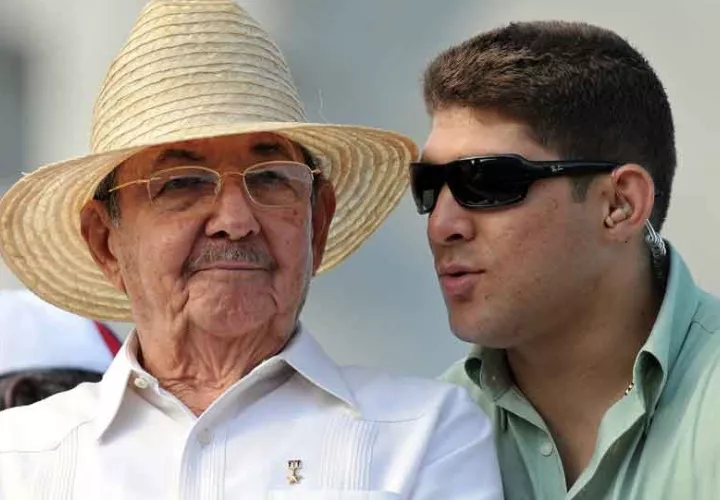 raul_castro_i_con_su_nieto_y_escolta_raul.jpg