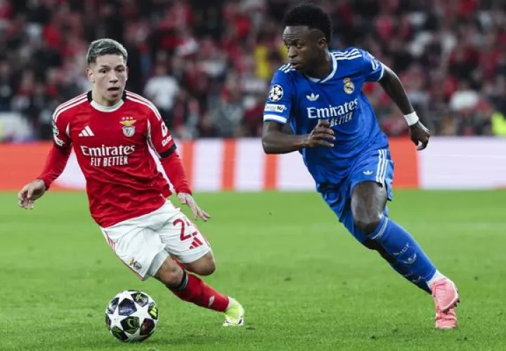 El jugador del Benfica Gianluca Prestianni (izq.) y Vinicius Junior durante el partido de ida de la fase de acceso a octavos de la UEFA Champions League en Lisboa. Foto: EFE