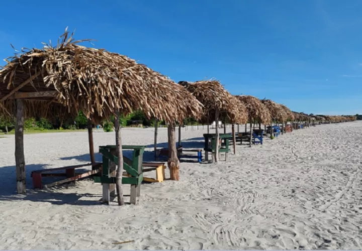 Además, se faculta a funcionarios de cumplimiento, jueces comunitarios e inspectores municipales para retirar, remover o desmantelar cualquier estructura que restrinja el ingreso a las playas. Foto. Eric Montenegro
