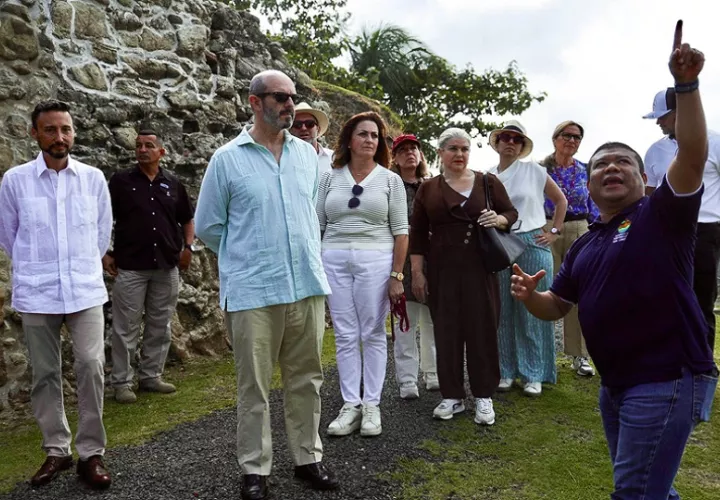 Presidente del Senado de España, Pedro Rollán en su recorrido. Foto: EFE