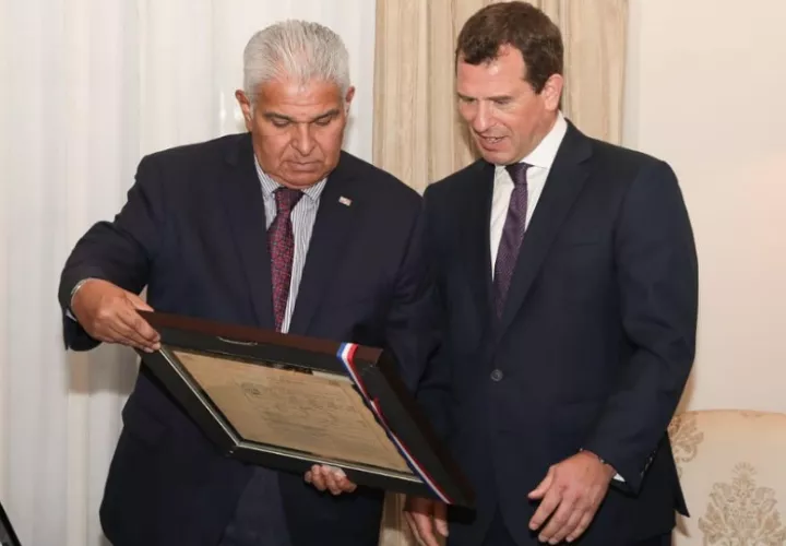 Presidente José Raúl Mulino y Peter Phillips, sobrino del Rey Carlos III del Reino Unido. Foto: Presidencia