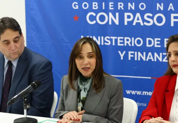 La viceministra de Economía de Panamá, Eida Gabriela Sáiz (c), habla durante una rueda de prensa en Ciudad de Panamá. Foto: EFE
