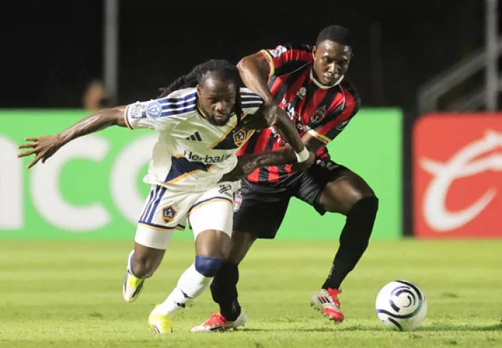Jeslan Caicedo (der.) de Sporting San Miguelito disputa el balón con Joseph Paintsil de LA Galaxy . Foto: EFE