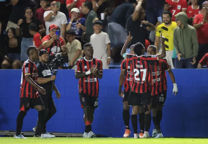 Rodrigo Tello (27) alza las manos para festejar su gol ante Galaxy. Foto:EFE