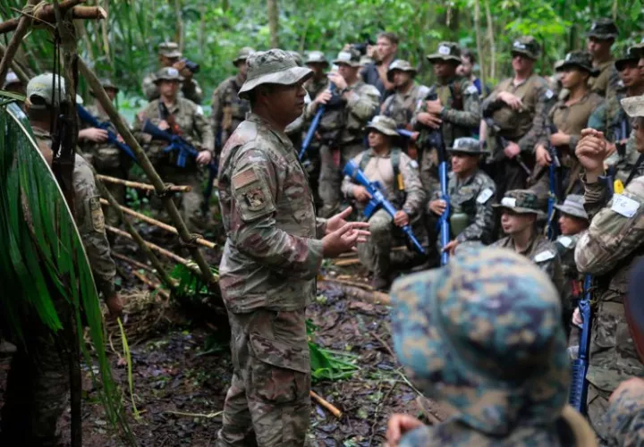 Integrantes de las tropas de Estados Unidos y Panamá participan en un entrenamiento. Foto: EFE