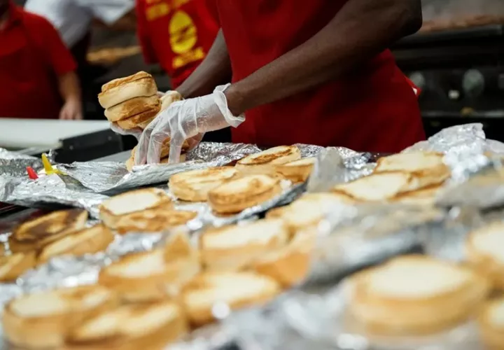 Las sustancias utilizadas en el procesamiento industrial de los alimentos pueden interferir en los procesos metabólicos. Foto: EFE