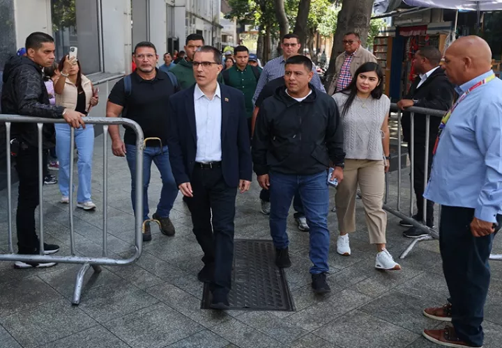 El diputado Jorge Arreaza (c) saluda durante una manifestación que acompaña la Asamblea Nacional sobre la Ley de Amnistía este martes, en Caracas (Venezuela). EFE