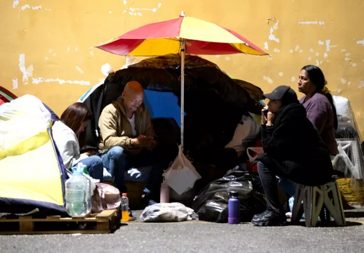 Personas esperan la excarcelación de sus familiares frente al comando de la Policía Nacional Bolivariana (PNB) conocido como Zona 7, en Caracas (Venezuela). EFE