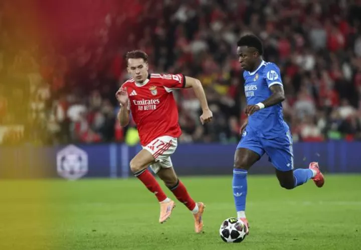 Amar Dedic del Benfica (zq.) marca al brasileño Vinicius, del Real Madrid. Foto: EFE