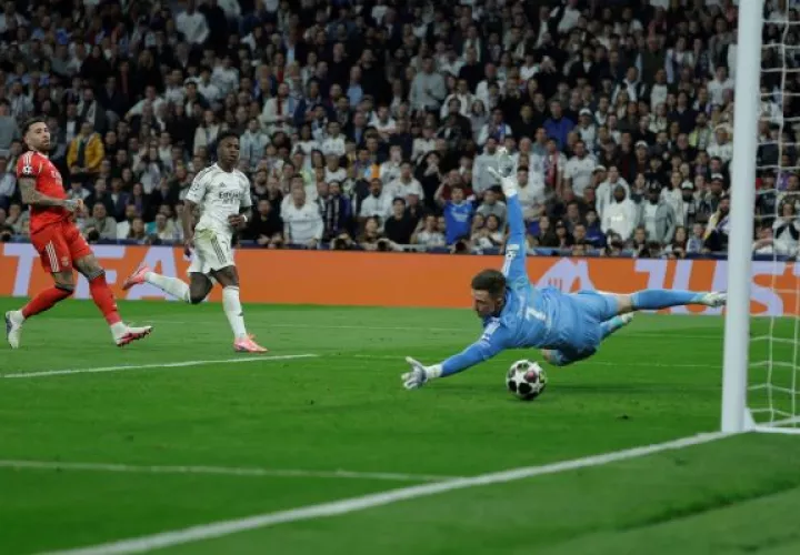 El delantero del Real Madrid Vinicius Junior (cent.) marca su gol ante el Benfica . Foto: EFE