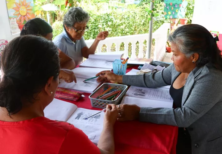 Un grupo de mujeres adultas mayores reciben clases en casas particulares. Foto: EFE