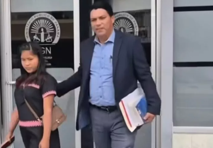 Kenibeth Saldaña, madre de la bebé, junto a su abogado Gustavo Pinzón. 