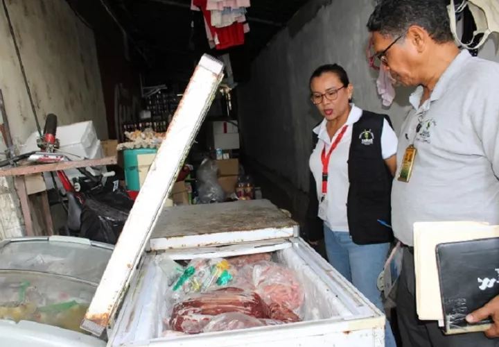 Se detectó contaminación cruzada, alimentos en descomposición y venta de productos reempacados. Foto. Eric Montenegro