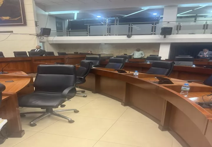Curules de los diputados de Vamos vacías. Foto: @camachocastro