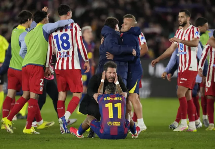  El delantero del FC Barcelona Raphinha y el técnico del Atlético de Madrid Simeone a la finalización del partido de vuelta de las semifinales de la Copa del Rey .Foto: EFE