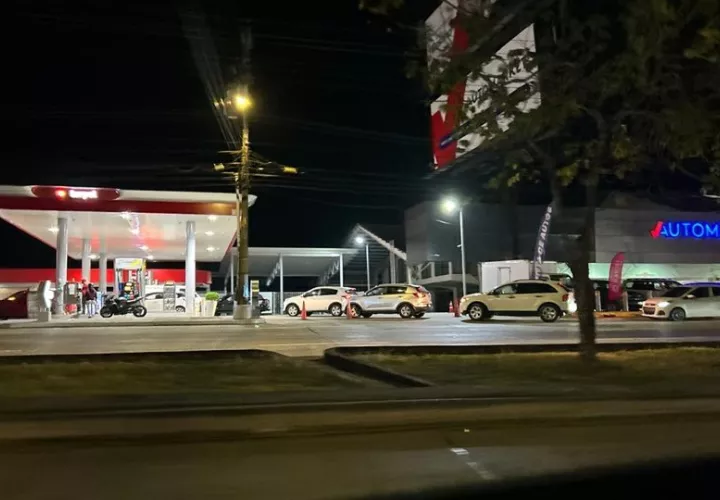 El aumento del precio del combustible provocó largas filas en las estaciones de servicio.