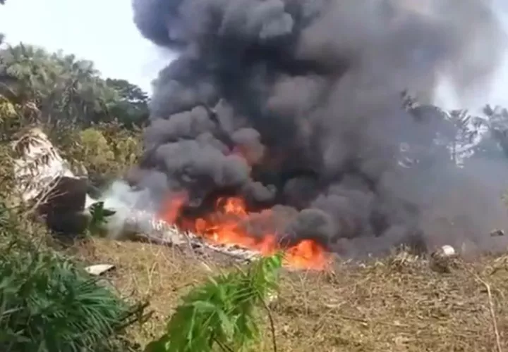 Captura de video tomada de rastreo de redes que muestra el accidente de un avión este lunes, en Putumayo (Nariño). Foto: EFE