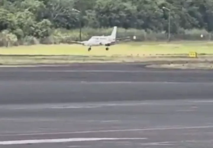 La aeronave reportó una falla eléctrica general.